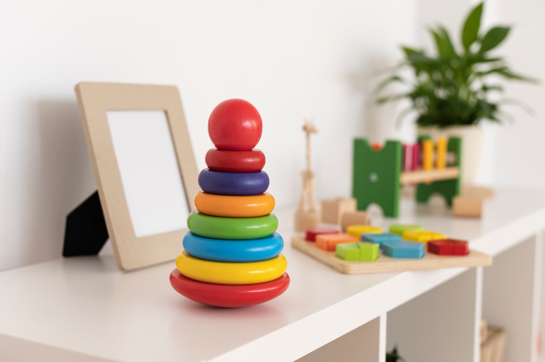 Cómo elegir juguetes educativos según la edad del niño colorful toys arrangement shelf (1)